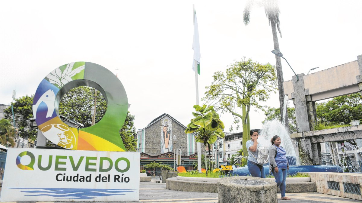 En Quevedo los negocios cierran temprano. Por las noches se observan vías desoladas.