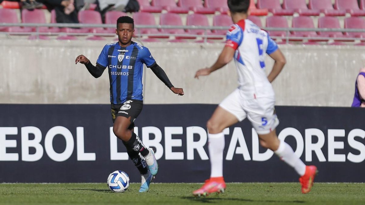 Keny Arroyo (i), una de las figuras de los rayados, durante la victoria ante Cerro Porteño en la fase de grupos.