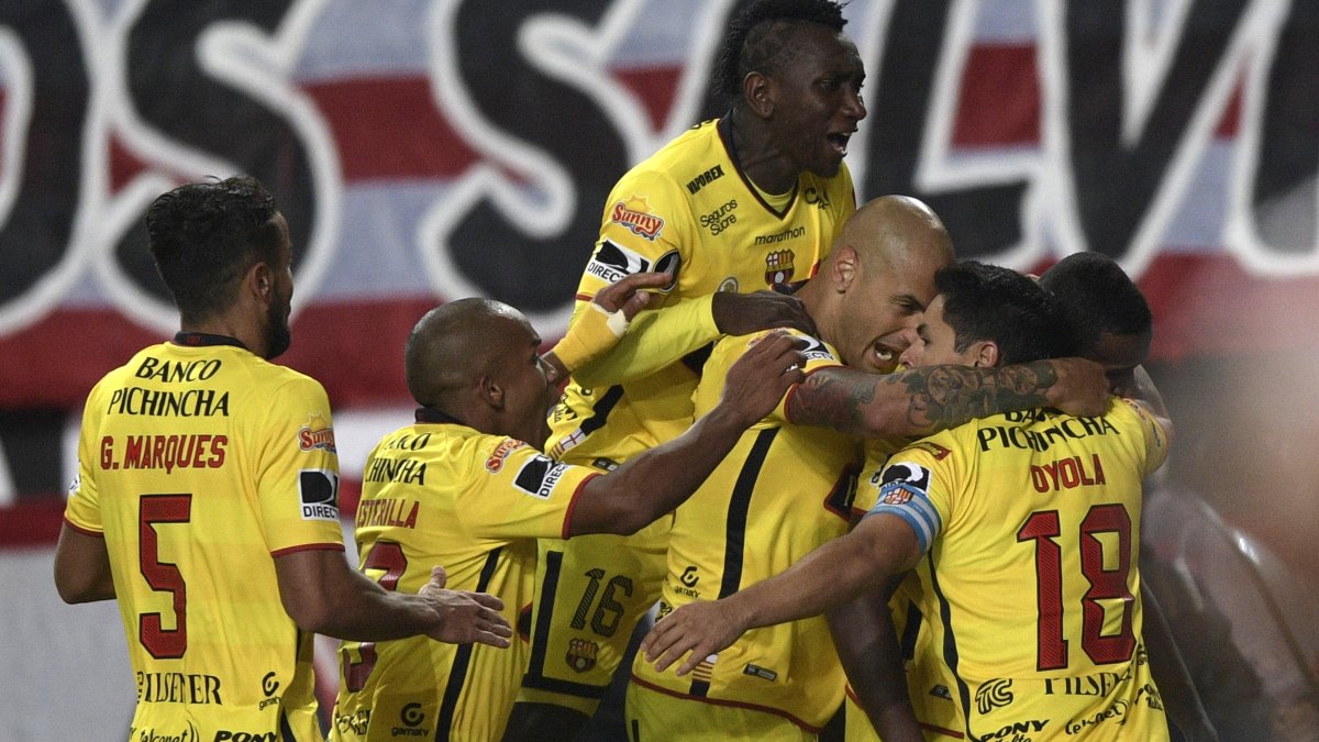La plantilla de Barcelona celebra el gol de Ariel Nahuelpán (c), que selló la victoria en condición de visita por 0-2 ante Estudiantes de la Plata, en la fase de grupos de la Copa Libertadores 2017.