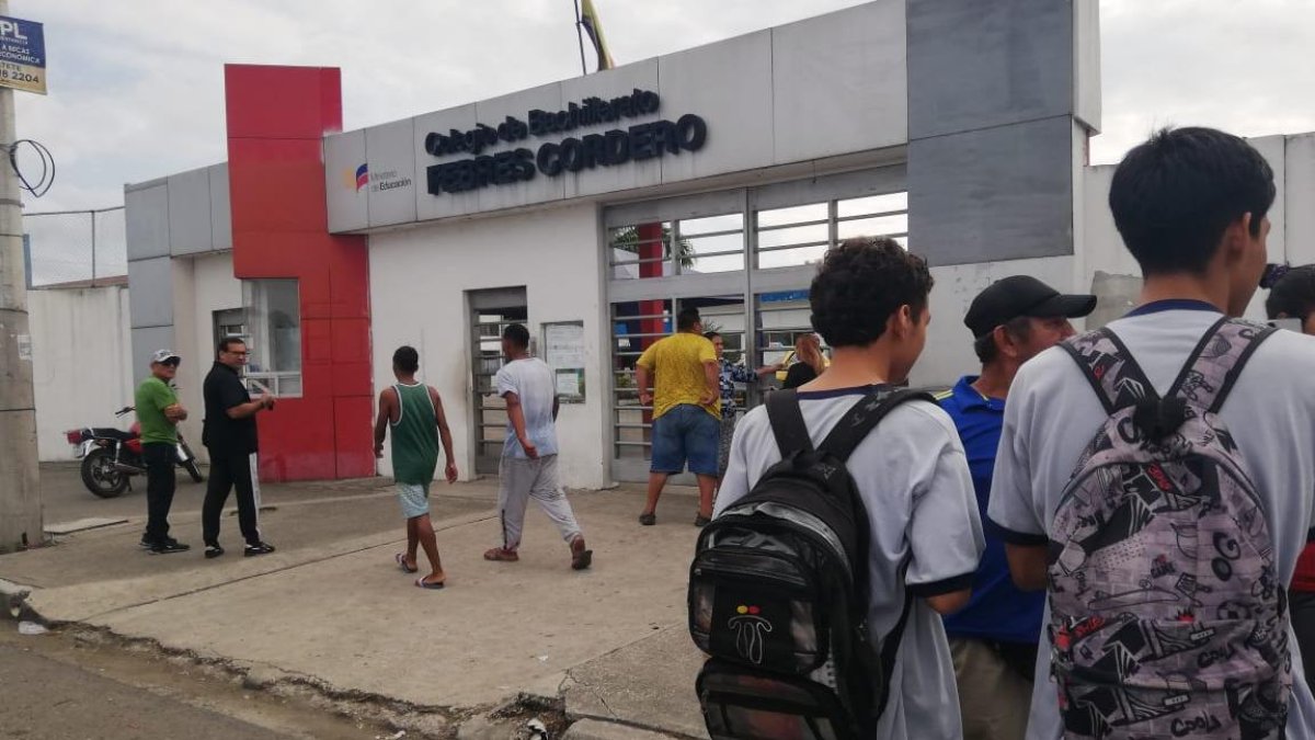 En un colegio del suburbio de Guayaquil hubo alarma por una supuesta amenaza de bomba.