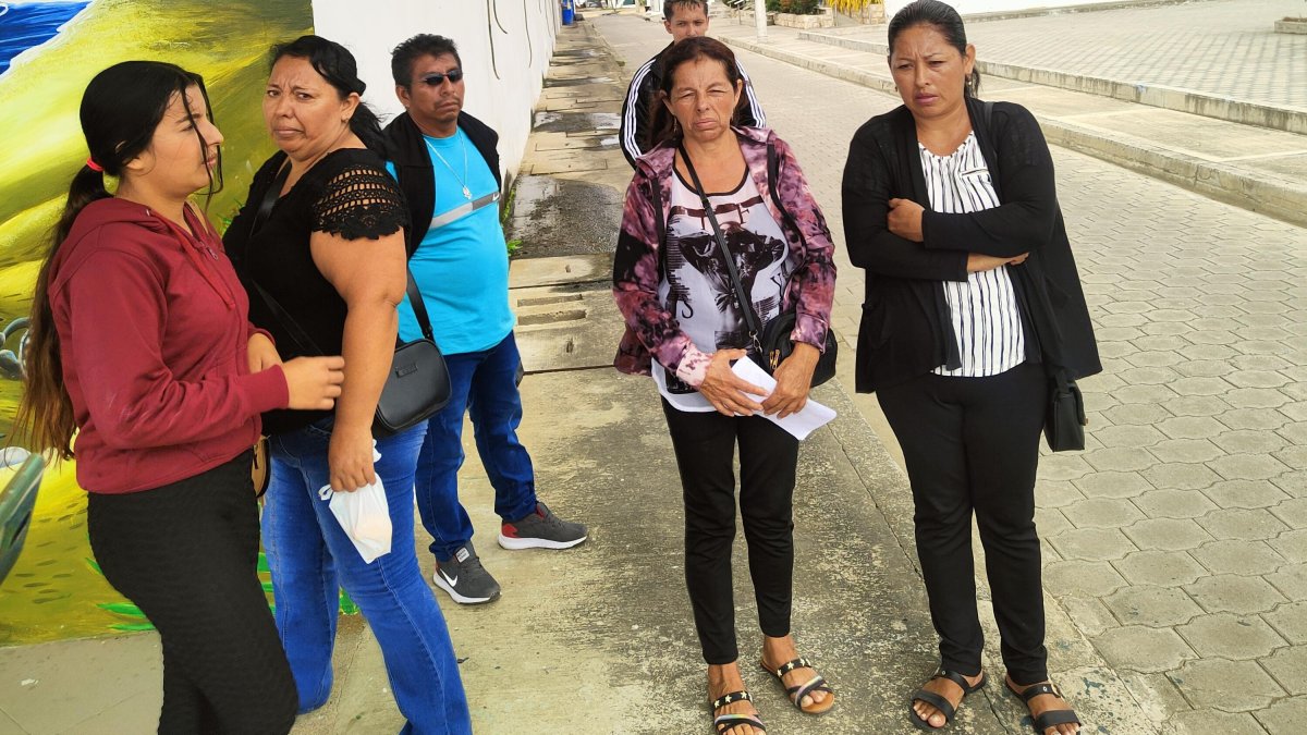 Los familiares de los pescadores desaparecidos en el mar piden que se intensifique su búsqueda.