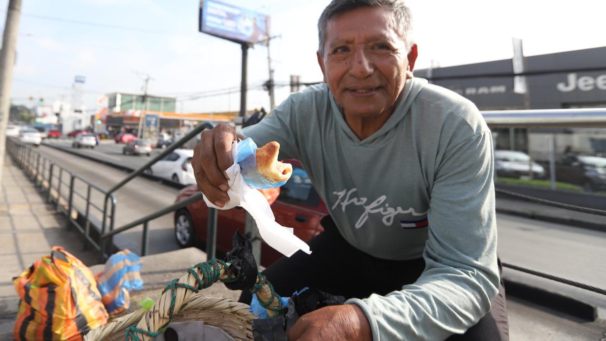 Gregorio Palma lleva  40 años vendiendo sus pasteles de lunes a viernes.