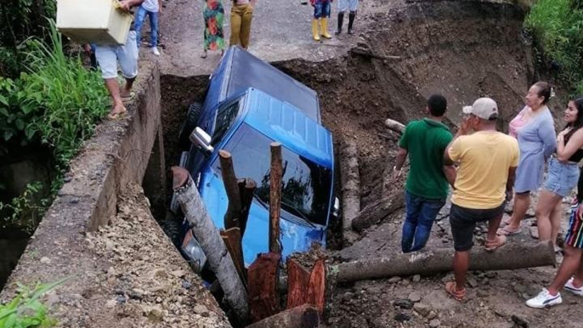 La tierra cedió por las lluvias en Esmeraldas.