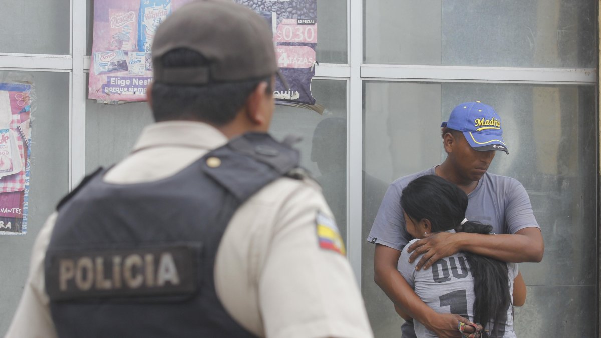 Este lunes 17 de julio, allegados y conocidos de un hombre asesinado en la ciudadela Oramas González estaban consternados por su deceso.