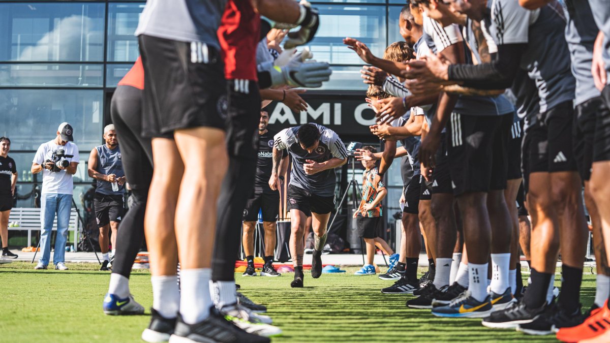 Con el tradicional túnel, así recibieron a Lionel Messi en el Inter de Miami de Estados Unidos.