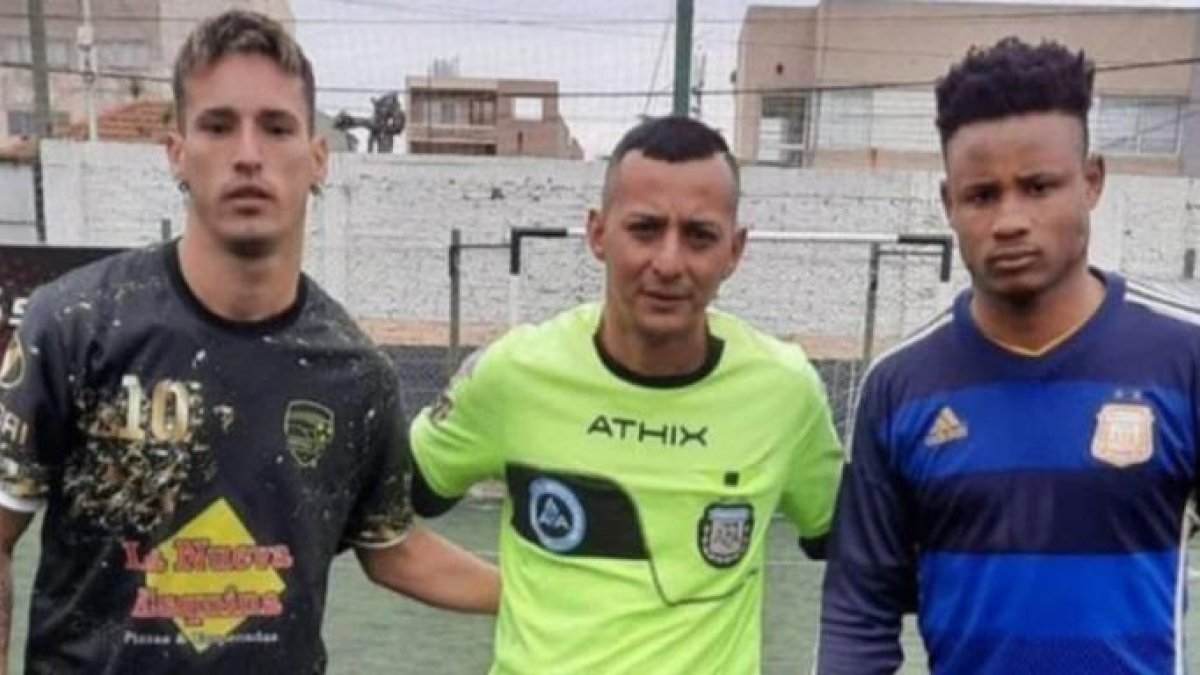 William Tapón junto al arbitro del torneo y el capitán del equipo adversario, momentos antes del ataque violento