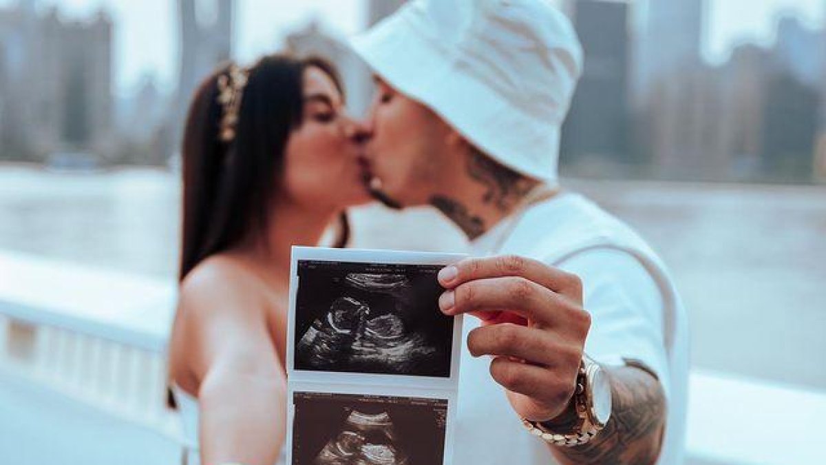 La pareja de influencers dio a conocer la noticia en sus redes sociales.