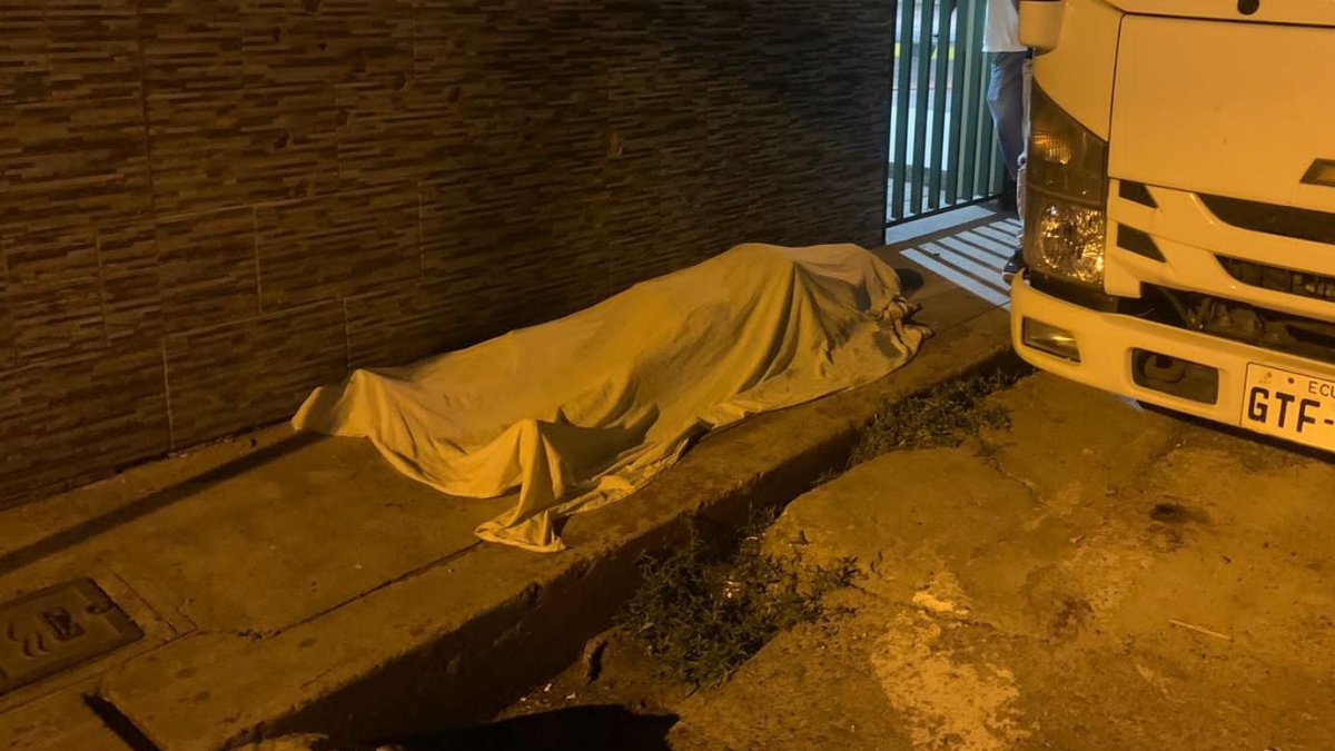 El cadáver quedó tirado cerca del parqueadero del centro de estudios superiores.