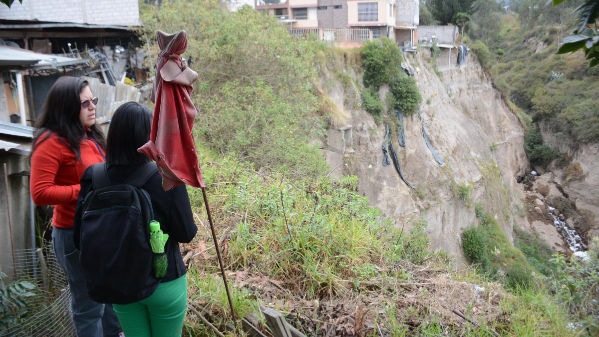 En las casas de alto riesgo se colocaron banderas rojas. Algunas estructuras ya están en el aire.