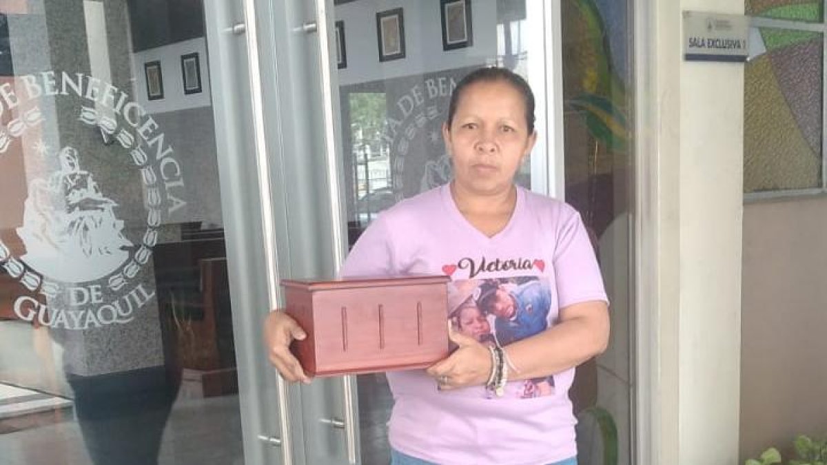 Dayanna Herrera sostiene el cofre donde la reposan las cenizas de Victoria.