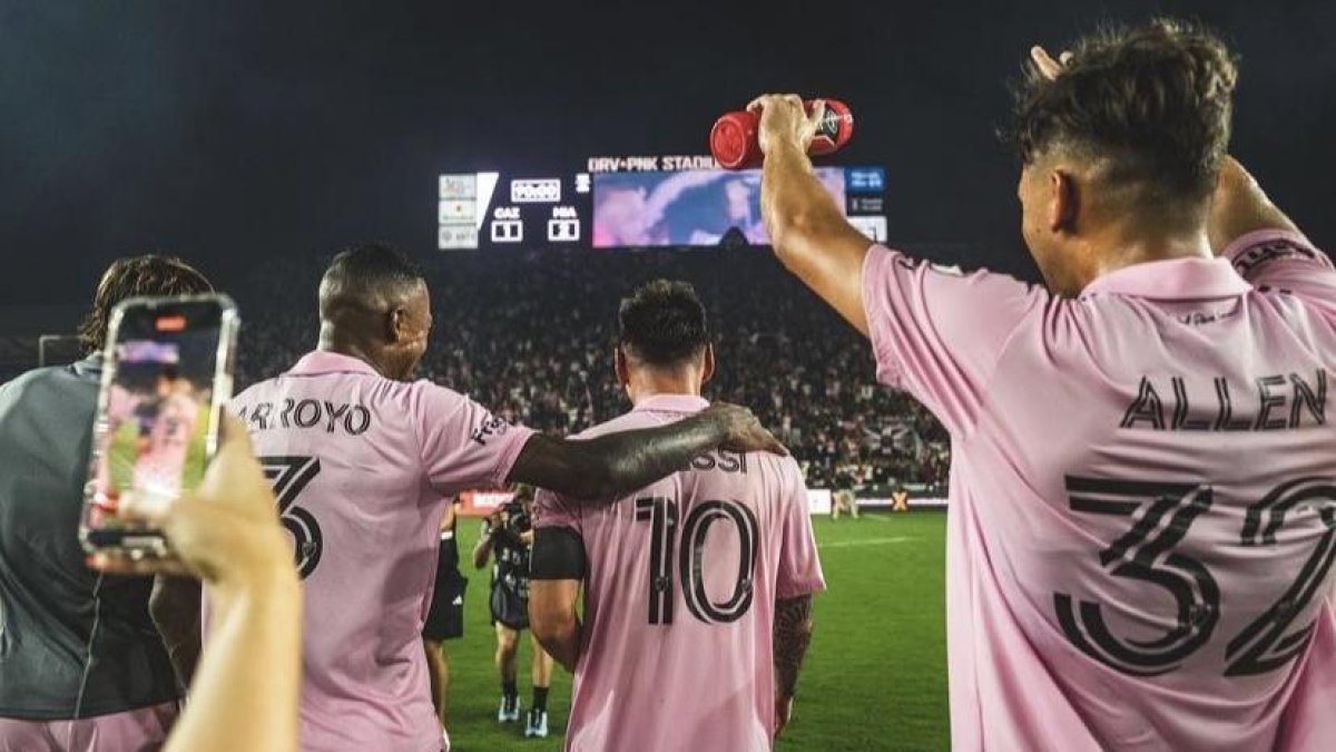 Para la historia la foto de Lionel Messi y Dixon Arroyo.