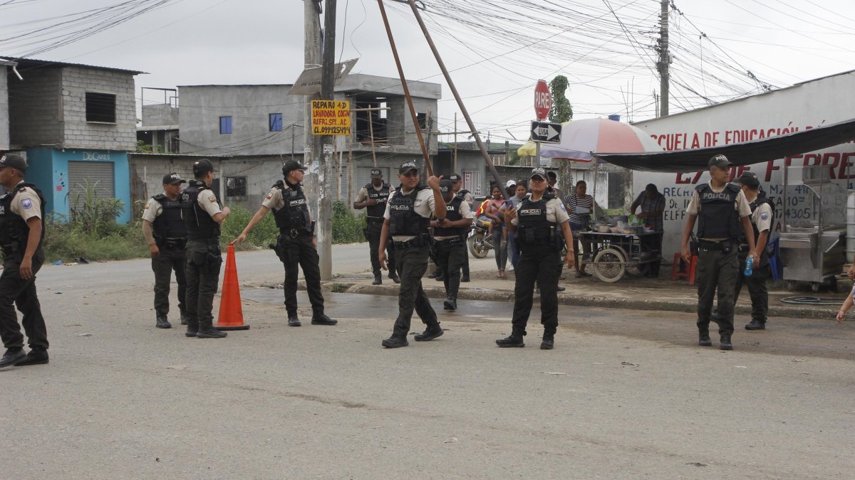 En Durán, un grupo de policías se movilizó hacia la zona de la zanja, ubicada atrás de la cuarta etapa de El Recreo, por una alerta de dos heridos de bala.