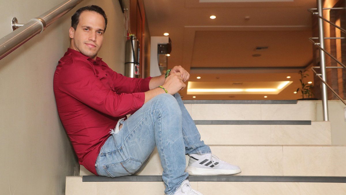 Leonel Allegues está de regreso en la música con su nuevo tema El Vacilón.