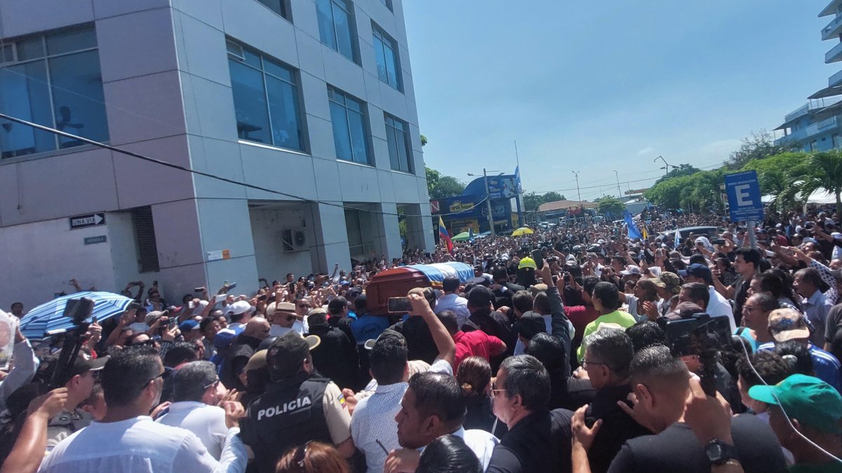 La bandera de Manta cubría el ataúd, que fue llevado en hombros por amigos y colaboradores.