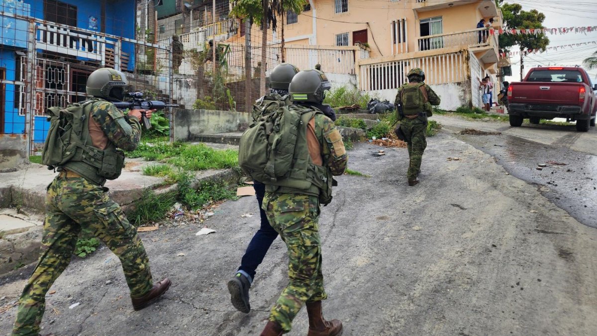 Guías penitenciarios siguen retenidos y se militarizan tres subestaciones eléctricas en Esmeraldas.