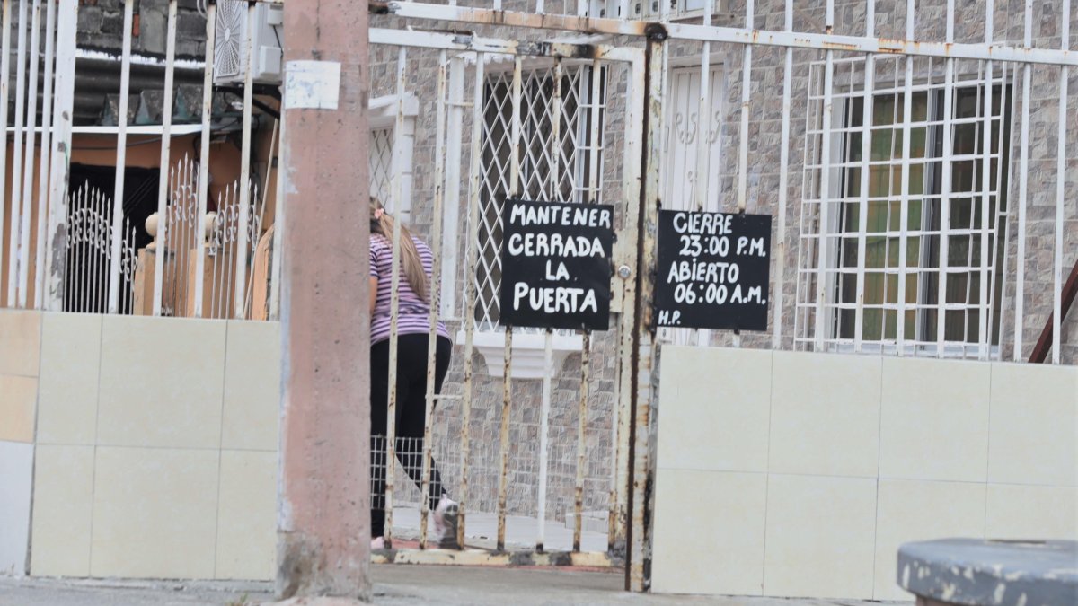 En un callejón cercano adonde mataron a cuatro personas el 18 de julio, moradores colocaron letreros para pedir el cierre de la puerta e indicar el horario en que estará con seguro.