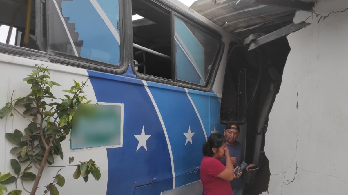 Un bus se estrelló contra una vivienda en Flor de Bastión.