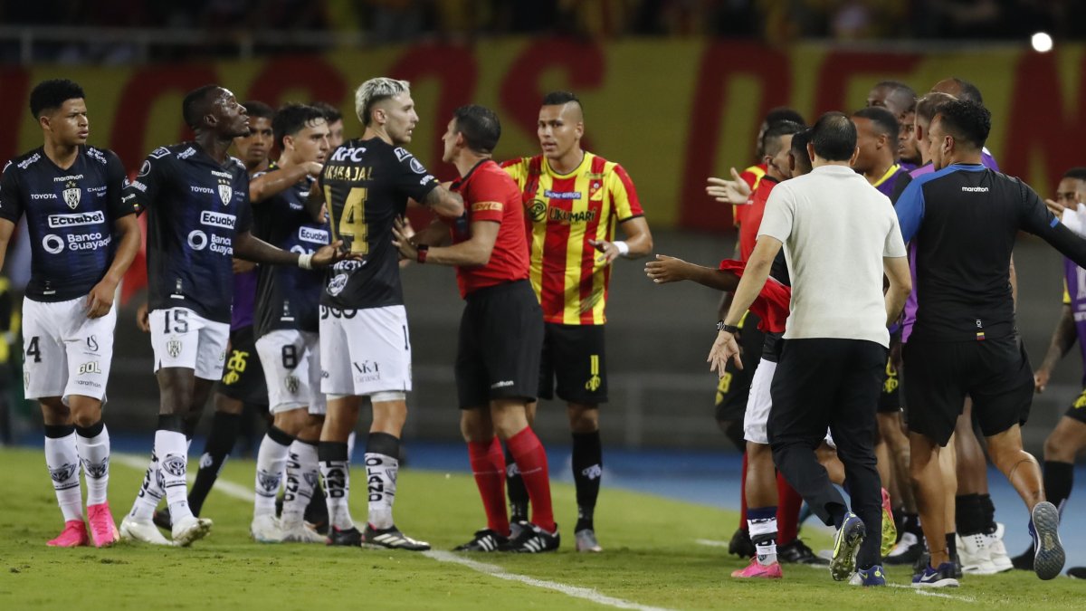 Jugadores (d) de Pereira discuten con los de Independiente, al final del partido de los octavos de final de la Copa Libertadores entre Deportivo Pereira e Independiente del Valle.