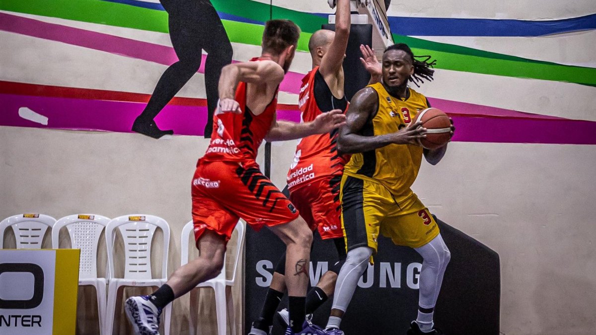 Dwayne Russell (i) es la carta ganadora con la cuenta el profesor de Barcelona, Enrique Zeballos.