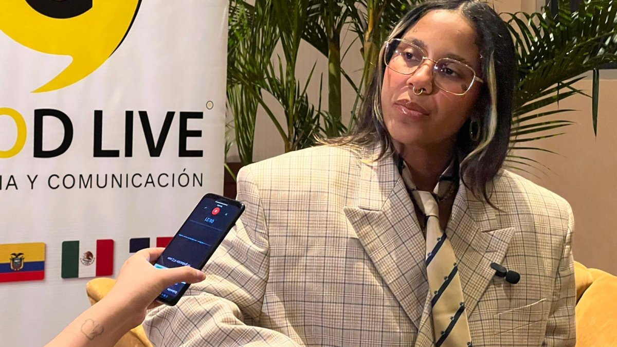 En su paso por Guayaquil recibió a la prensa con un terno oversized para promocionar su gira ‘Popola Presidente’.