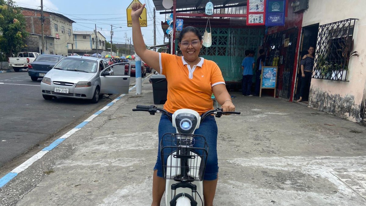 Fernando García se ganó la moto eléctrica solo por ser lectora de EXTRA.