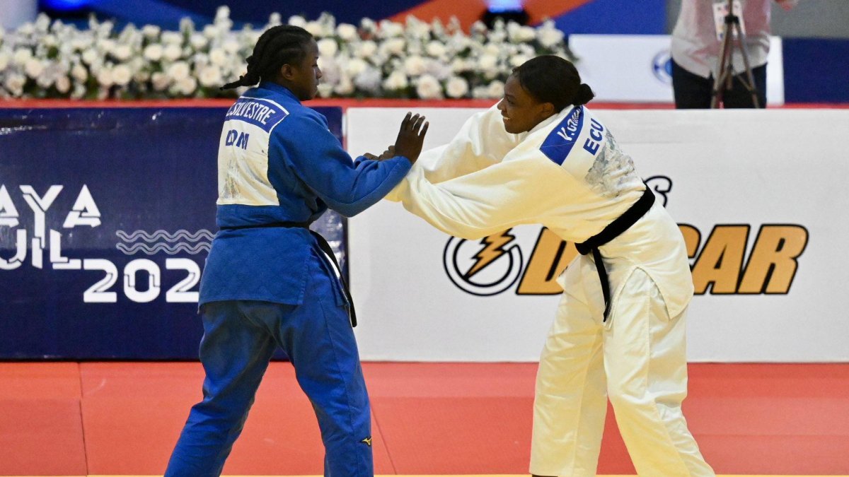 Vanessa Chalá (d) forma parte de la delegación en Porto Alegre.