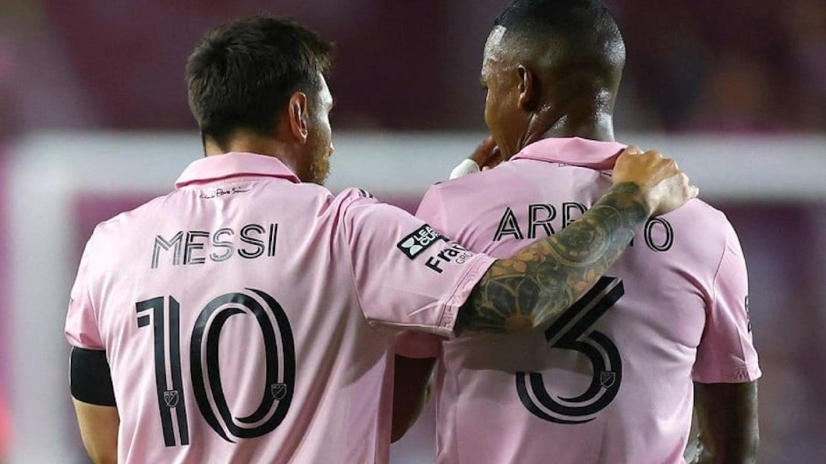 Para la historia, Lionel Messi sale abrazando a Arroyo de un partido del Inter Miami.