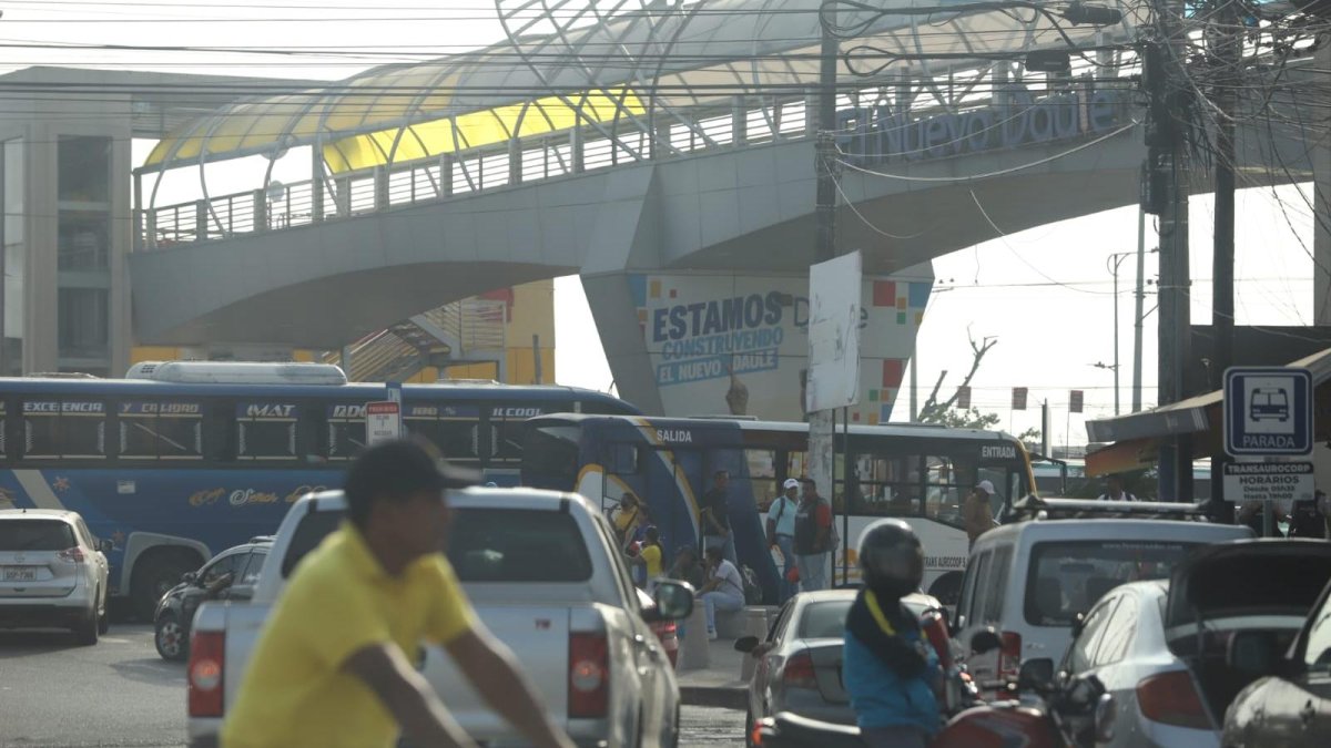 El puente peatonal del que se lanzó la fémina, en Daule.
