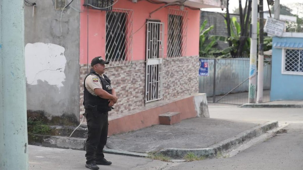 Por el robo de un celular, un ciudadano fue baleado frente a su hija y al pie de su casa en el sector de Juan Montalvo, norte de Guayaquil.