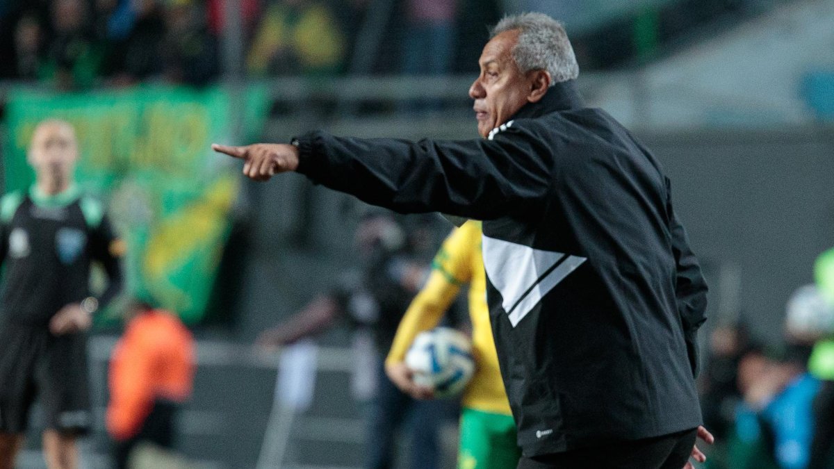 El estratega colombiano Hernán Torres sigue en Emelec.