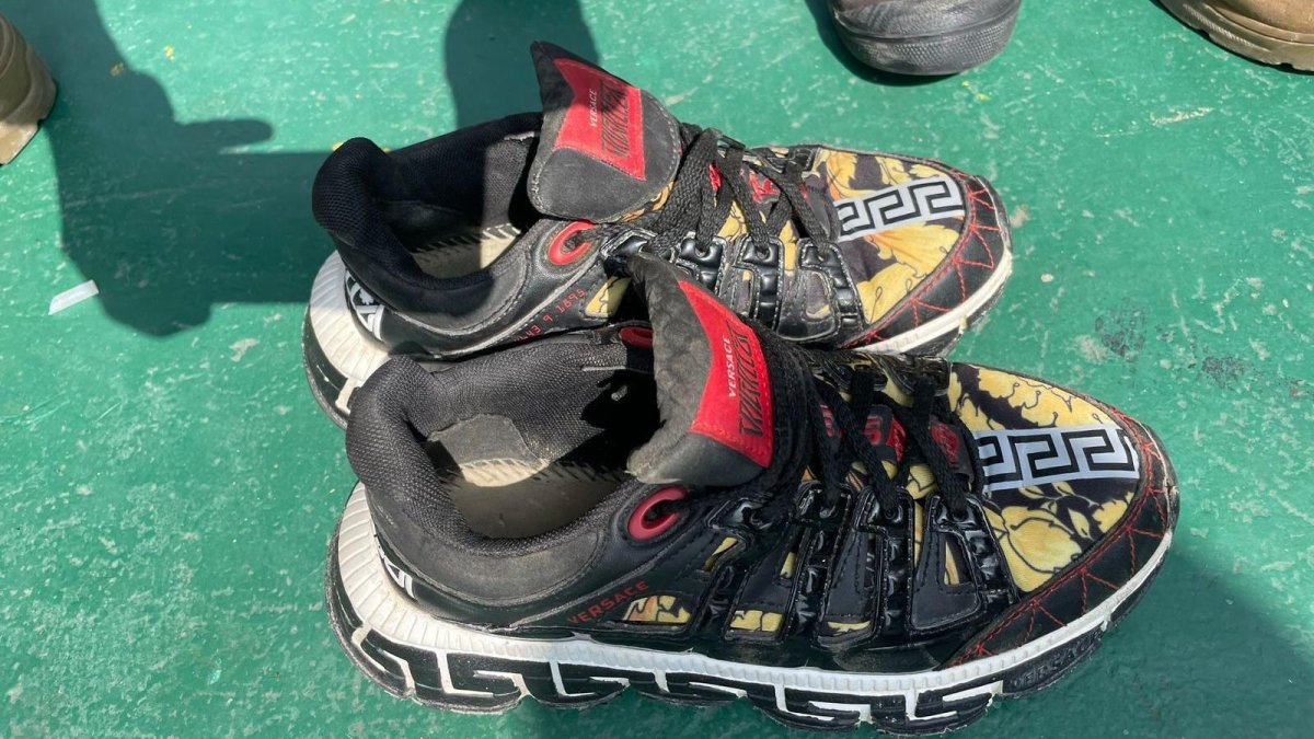 Estos zapatos, de marca Versace, están valorados en aproximadamente mil dólares en la tienda oficial de la marca.