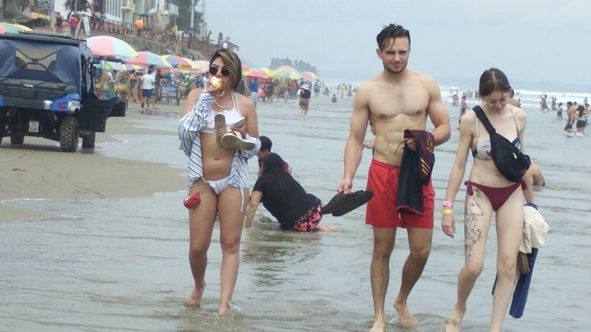 Este sábado 12 de agosto hubo mayor presencia de bañistas en el balneario de Montañita.