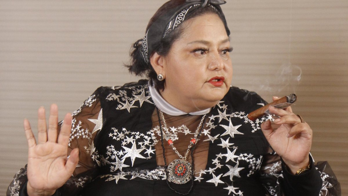 Brujita Shirley en acción fumando los cigarros con el ayuahuasca.