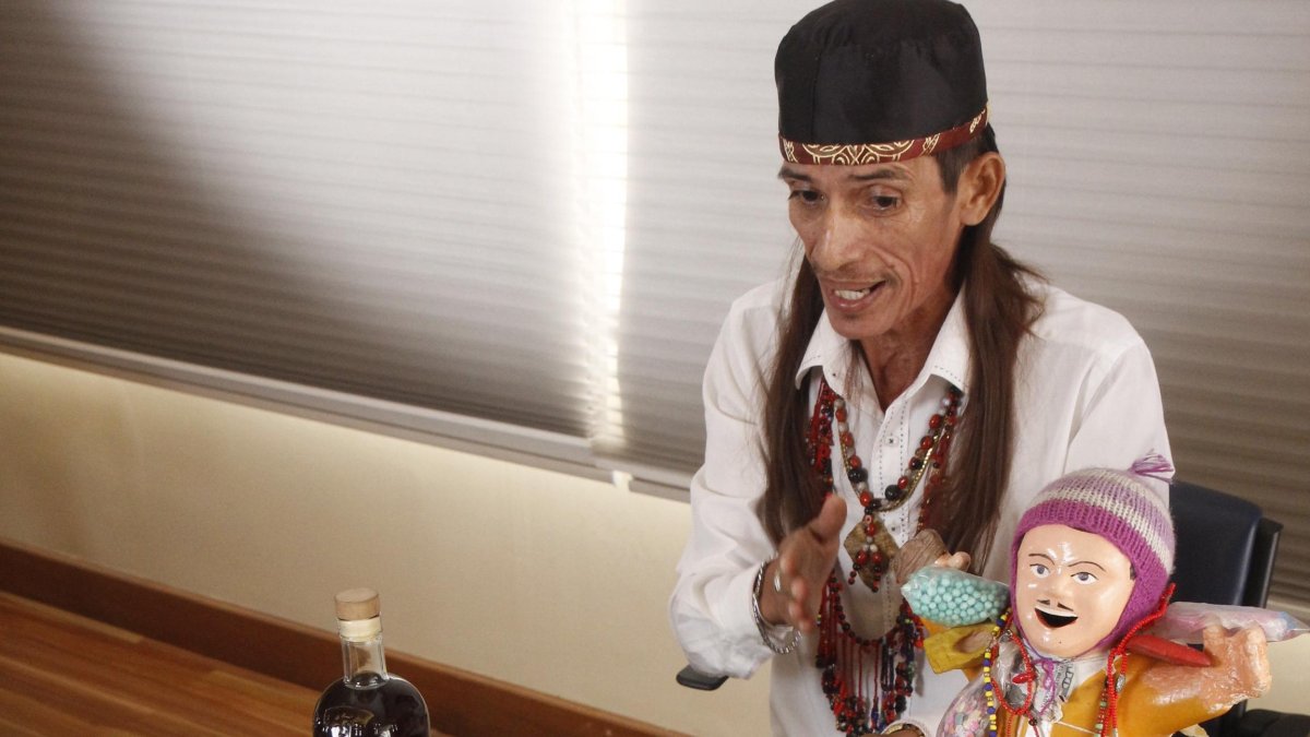 Rossel de los Santos haciendo su trabajo con los candidatos.