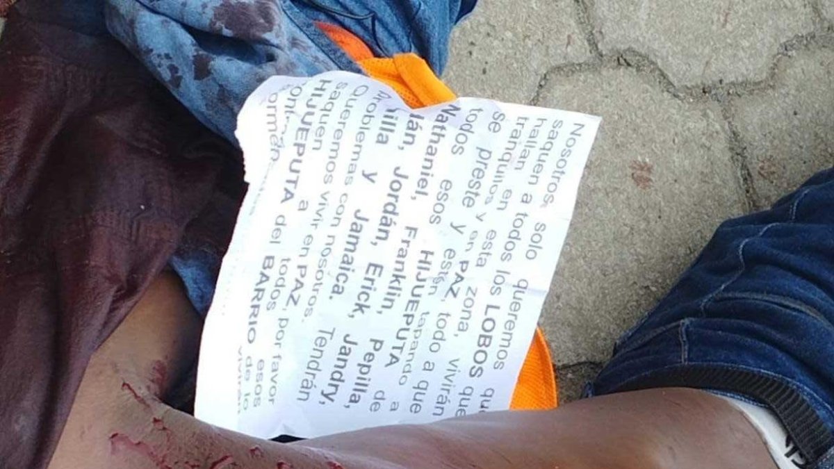 Bajo el brazo de una víctima dejaron un escrito.
