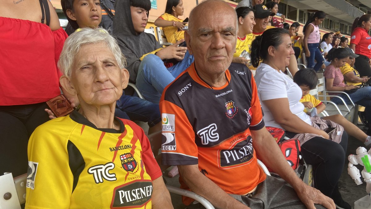 Celeste y José podrían ser los hinchas con mayor edad en el estadio Monumental.