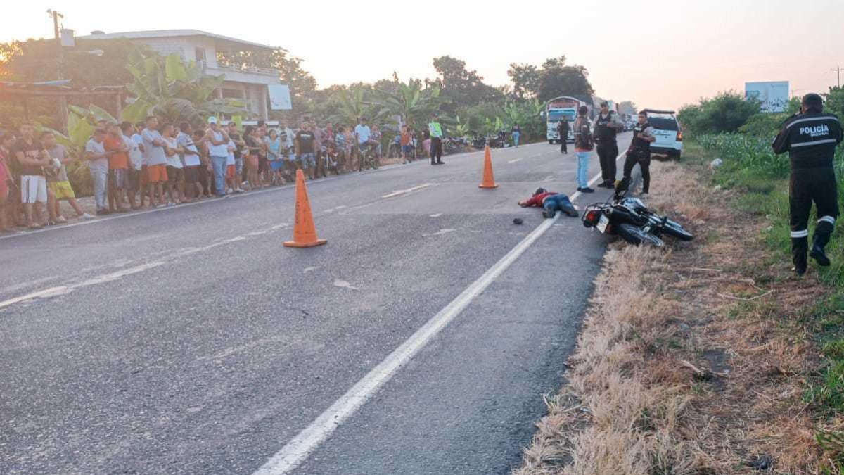 El cuerpo del jornalero quedó junto a la motocicleta en la que se movilizaba.
