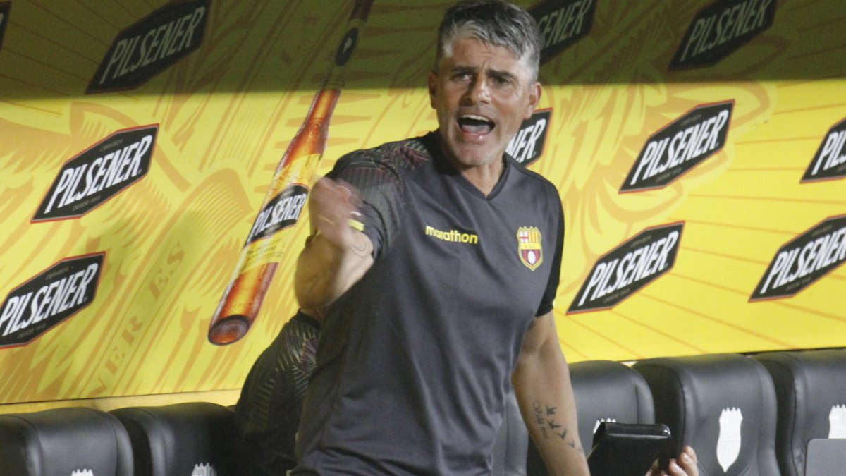 Diego López, hizo varios cambios en la alineación ante Independiente.