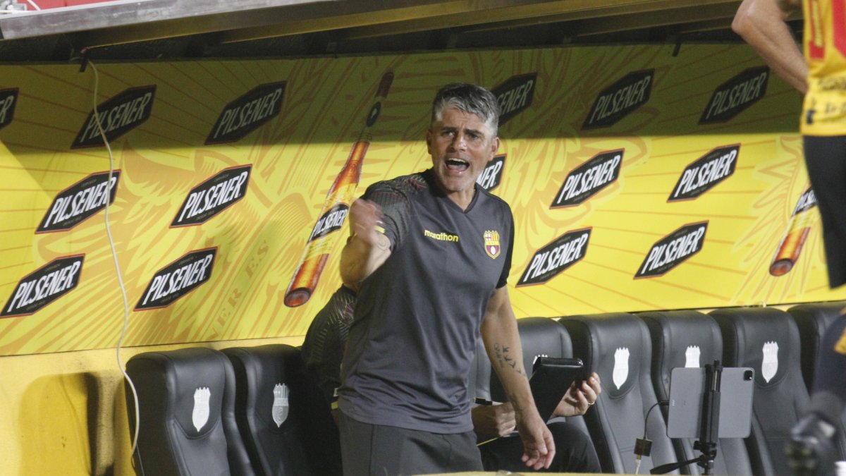 Diego López, hizo varios cambios en la alineación ante Independiente.