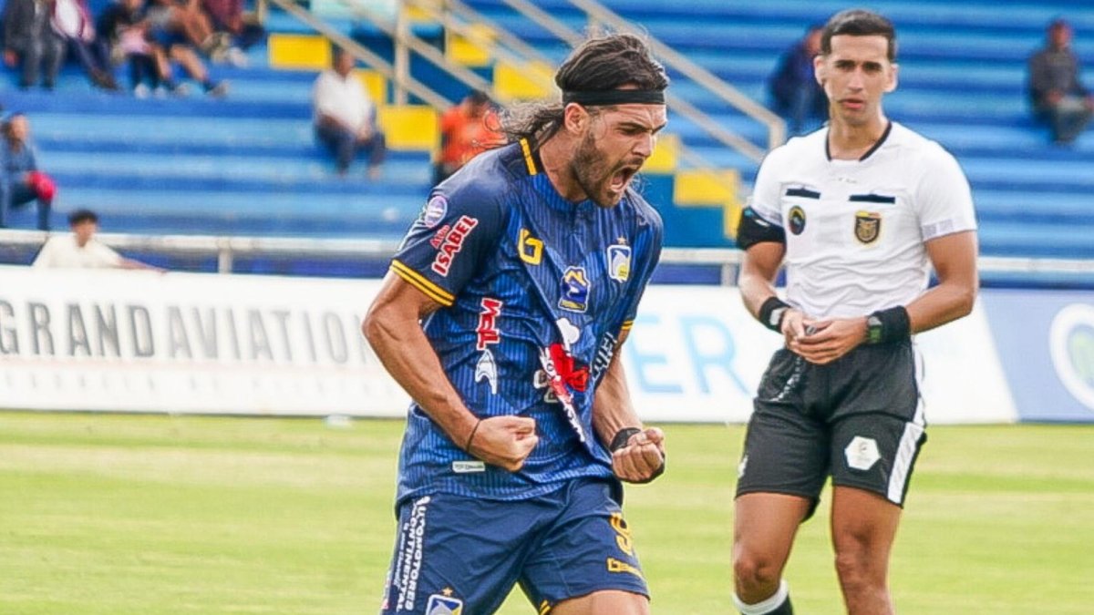 Facundo Castelli, de Delfín, le hizo dos goles a Libertad.