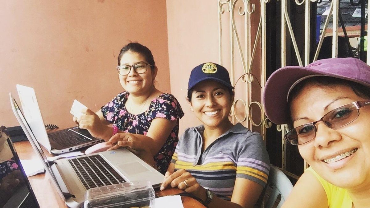 Por $ 0.25 se consulta el lugar de votación en los exteriores de los recintos electorales.