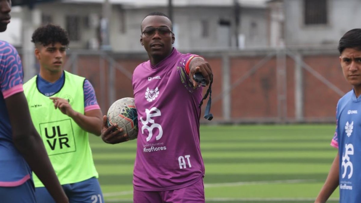 Madrid (c), durante una jornada de entrenamiento matutino en el Estadio Juvenil de Mucho Lote, con la sub 17 de Búhos FC.