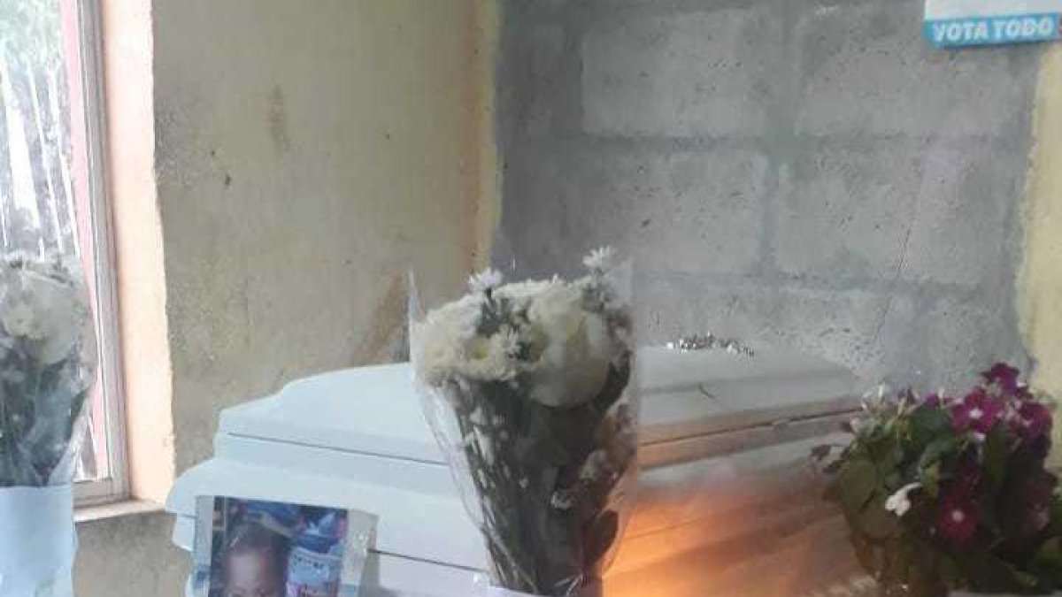 En la casa de su abuela, sobre una mesa, colocaron el cofre blanco con los restos de la inocente criatura. La noche del lunes 21 de agosto vecinos llegaron al sitio para solidarizarse.