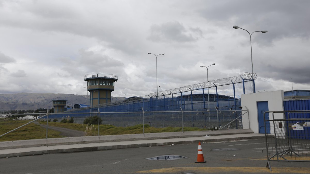 Vista de la entrada principal de la cárcel de Latacunga. Archivo EXTRA.