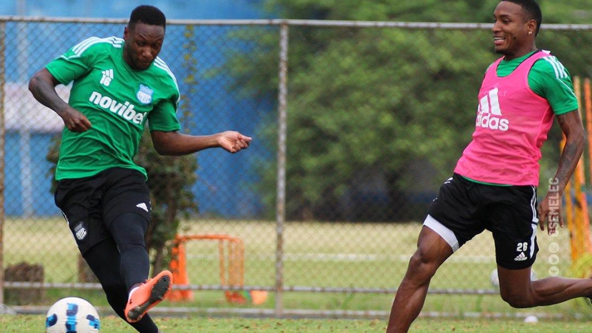 Aníbal Chalá (i), que llegó como refuerzo en el lateral izquierdo, debutará con el Foco.