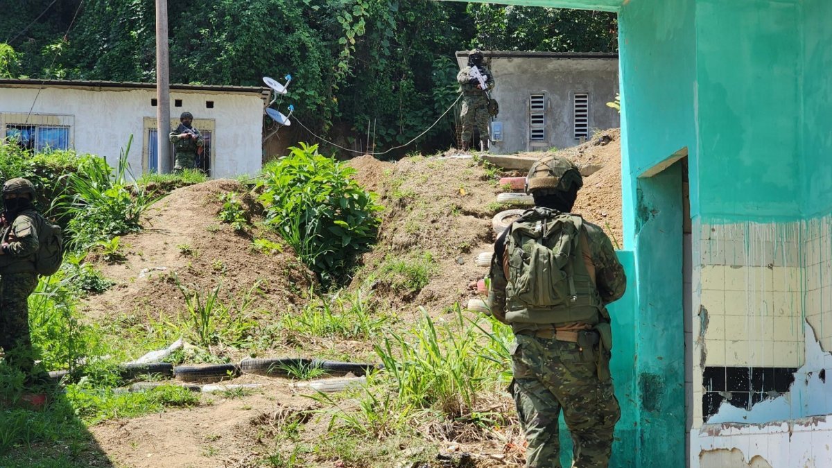 Militares recorren la zona despoblada y ‘echan ojo’ en las viviendas.