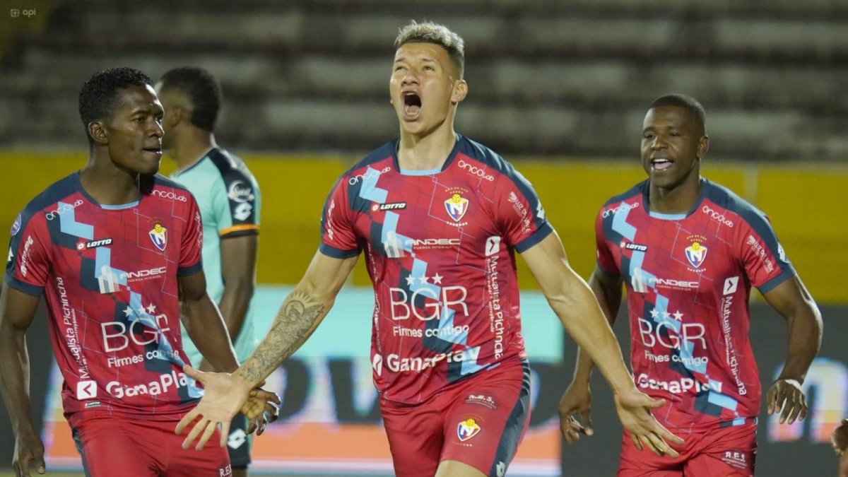 Byron Palacios (c) marcó el primer gol de El Nacional en el empate con Cumbayá.