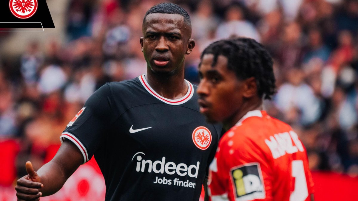 William Pacho se afianzó como titular en Eintracht Fráncfort.