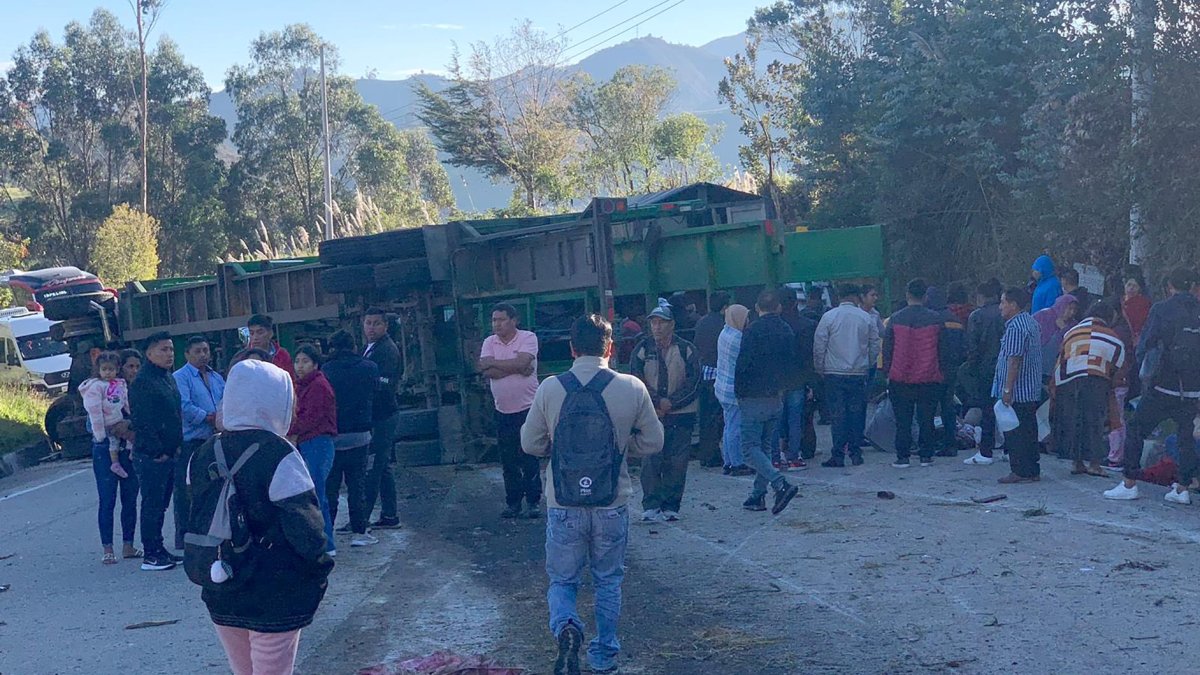 El vuelco de un tráiler en la vía Cuenca-Loja se saldó con víctimas.