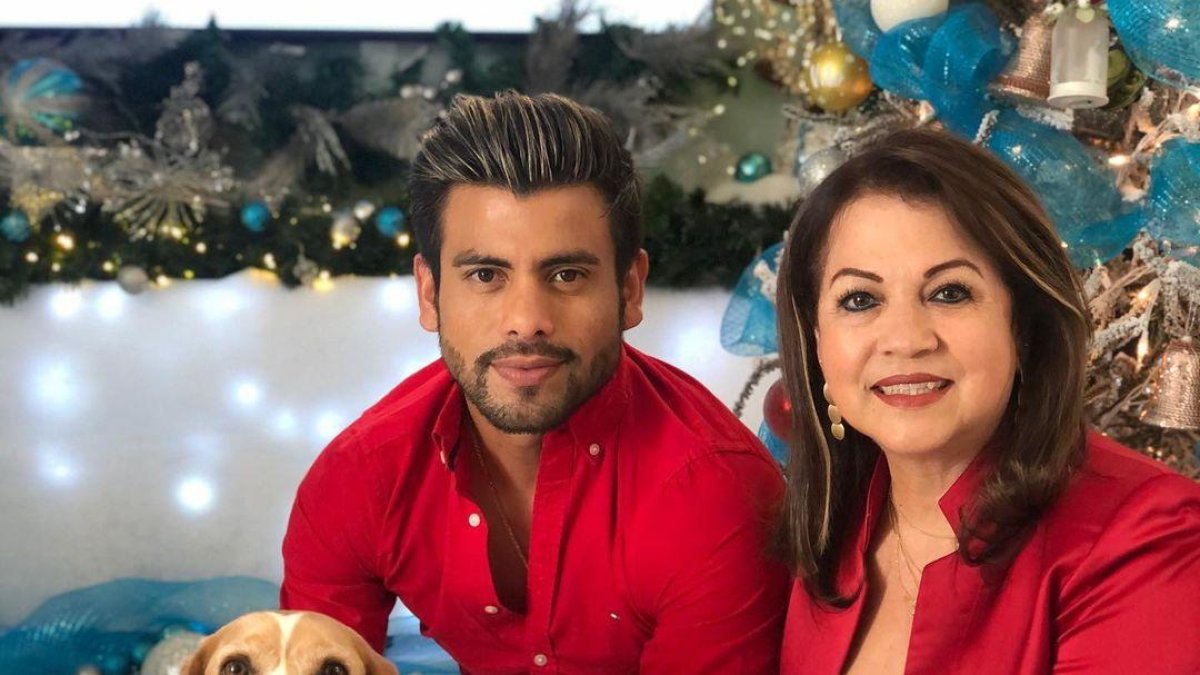 Efraín Ruales y su mamá durante una sesión de fotos.